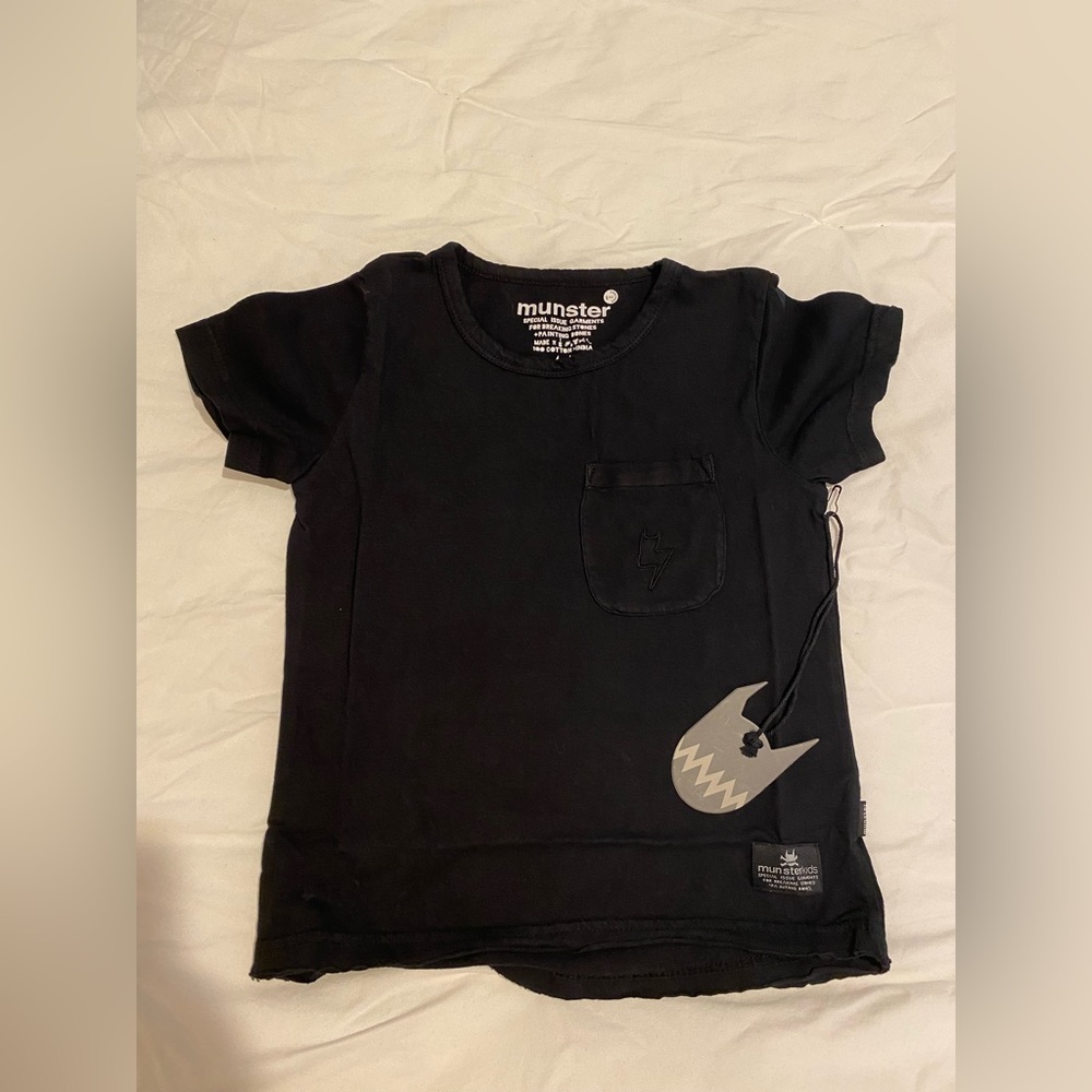 Black shirt sleeve tee